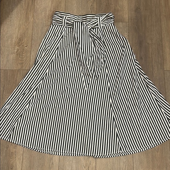 7th Avenue Design Studio NY & Company White Black Striped A-Line Skirt Size 10 - Picture 1 of 8